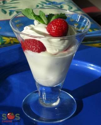 Mousse au fromage à la crème et petits fruits